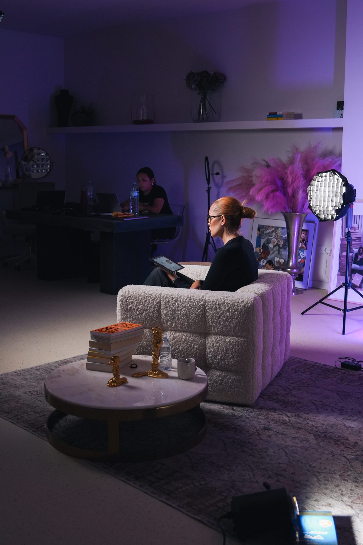 Set de gravação de um curso com luz violeta, visto de trás