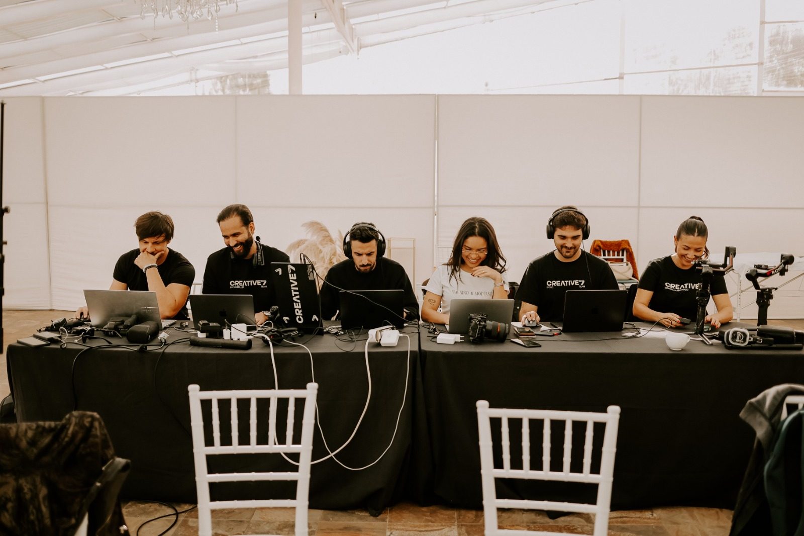 Equipa da CreativeSete a editar no local do evento